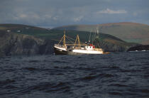 Bateaux de pêche passant devant la côte. © Philip Plisson / Plisson La Trinité / AA02376 - Photo Galleries - Ireland