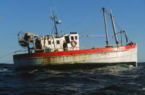 Pêcheurs à bord de leur bateau. © Philip Plisson / Plisson La Trinité / AA02377 - Nos reportages photos - Métier