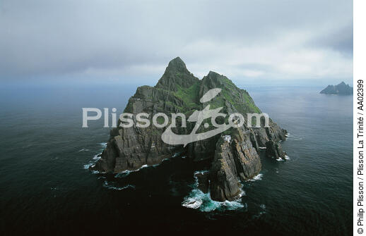 Vue aérienne de Skellig et de son phare. - © Philip Plisson / Plisson La Trinité / AA02399 - Nos reportages photos - Irlande, l'île verte