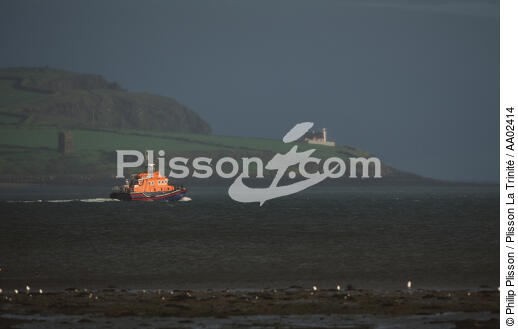 canot de sauvetage devant la passe de Dingle Harbour. - © Philip Plisson / Plisson La Trinité / AA02414 - Nos reportages photos - Irlande, l'île verte