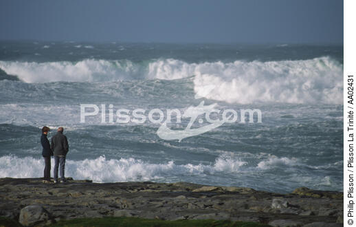 Personnages devant une mer agitée. - © Philip Plisson / Plisson La Trinité / AA02431 - Nos reportages photos - Pays étranger