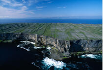 Inishmore en vue aérienne. © Philip Plisson / Plisson La Trinité / AA02441 - Nos reportages photos - Irlande, l'île verte