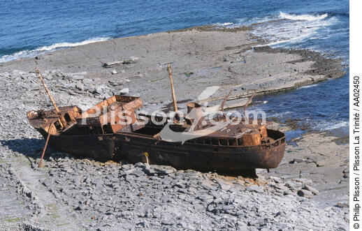 Epave sur Inisheer - © Philip Plisson / Plisson La Trinité / AA02450 - Photo Galleries - Boat graveyard