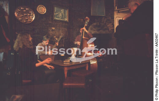 Musiciens dans un pub à Galway. - © Philip Plisson / Plisson La Trinité / AA02467 - Nos reportages photos - Construction