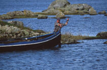 Homme et sa barque. © Philip Plisson / Plisson La Trinité / AA02491 - Nos reportages photos - Bateau à rames