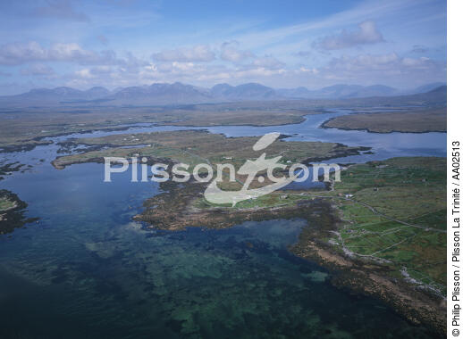 Vue aérienne d'un paysage irlandais. - © Philip Plisson / Plisson La Trinité / AA02513 - Nos reportages photos - Irlande, l'île verte