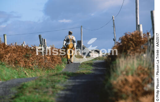 Marin sur une route irlandaise. - © Philip Plisson / Plisson La Trinité / AA02517 - Nos reportages photos - Pêcheur