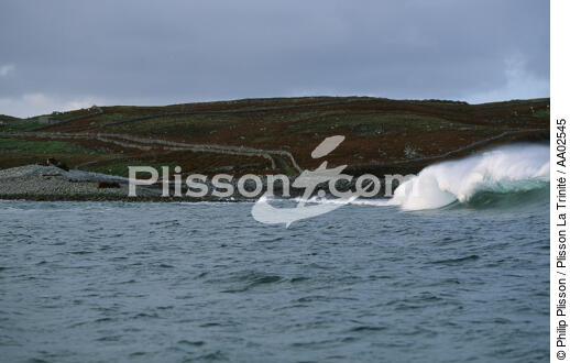 Rouleau devant la côte de Clare Island. - © Philip Plisson / Plisson La Trinité / AA02545 - Nos reportages photos - Irlande, l'île verte