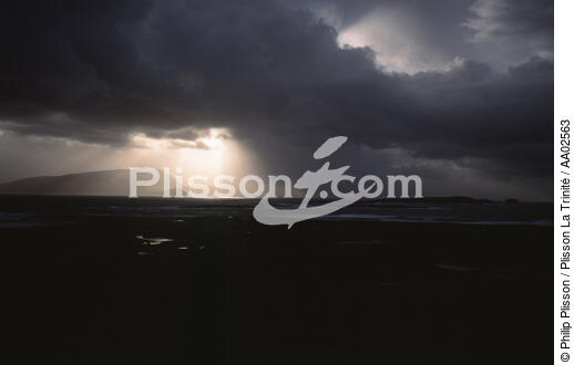 Trouée de lumière sur Achill Island. - © Philip Plisson / Plisson La Trinité / AA02563 - Photo Galleries - Cloud-break