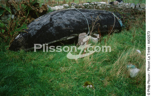 Barque retournée à Achill Island. - © Philip Plisson / Plisson La Trinité / AA02573 - Nos reportages photos - Barque