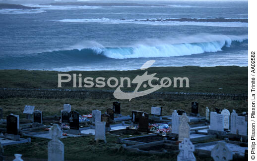 Cimetière irlandais sur la mer, à Fallmore. - © Philip Plisson / Plisson La Trinité / AA02582 - Nos reportages photos - Monument religieux