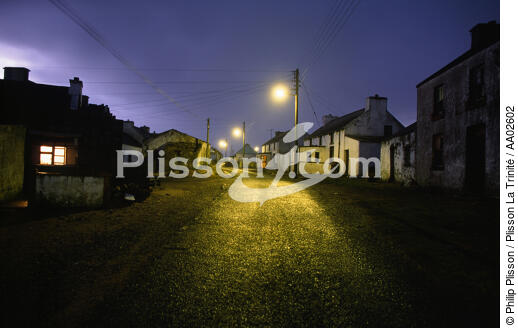 Rue la nuit à Tory island. - © Philip Plisson / Plisson La Trinité / AA02602 - Photo Galleries - Moment of the day