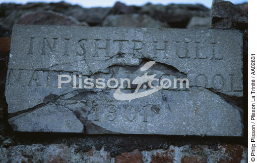 Plaque de l'ancienne école d'Inishtrahull. - © Philip Plisson / Plisson La Trinité / AA02631 - Photo Galleries - Inishtrahull