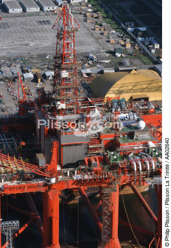 Plateforme en construction. - © Philip Plisson / Plisson La Trinité / AA02640 - Photo Galleries - Oil industry