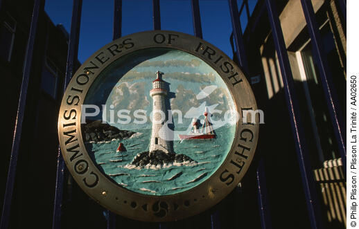 Enseigne du siège des "commissioners of Irish Light". - © Philip Plisson / Plisson La Trinité / AA02650 - Photo Galleries - Lighthouse [Ire]