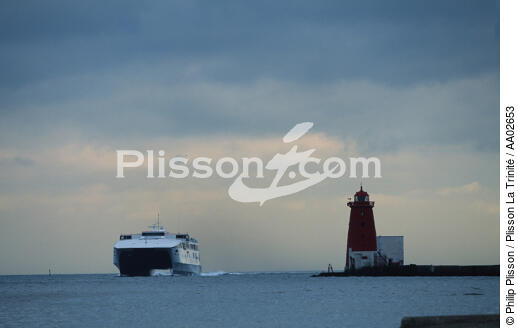Ferry passant près des feux de Liffey (Dublin). - © Philip Plisson / Plisson La Trinité / AA02653 - Nos reportages photos - Feu de port