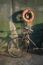 Vélo sur Clare Island. © Philip Plisson / Plisson La Trinité / AA02679 - Nos reportages photos - Mur