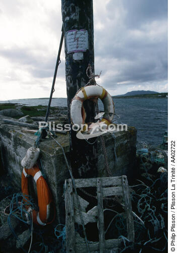 Materiel de pêche. - © Philip Plisson / Plisson La Trinité / AA02722 - Nos reportages photos - Bouée de sauvetage