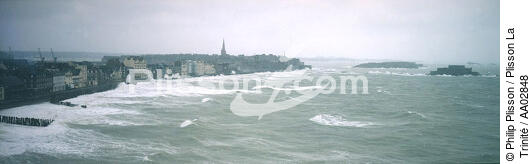 Saint Malo, avis de coup de vent. - © Philip Plisson / Plisson La Trinité / AA02848 - Photo Galleries - Site of Interest [35]