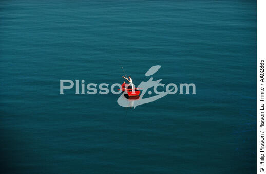 Un pêcheur dans sa plate. - © Philip Plisson / Plisson La Trinité / AA02865 - Nos reportages photos - Pêcheur