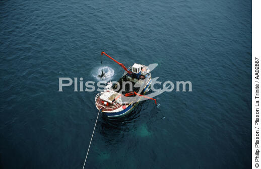 Goémonier en mer d'Iroise. - © Philip Plisson / Plisson La Trinité / AA02867 - Photo Galleries - Iroise Sea [The]