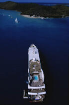 Le Levant arrivant au mouillage © Guillaume Plisson / Plisson La Trinité / AA02925 - Photo Galleries - Big Cruises