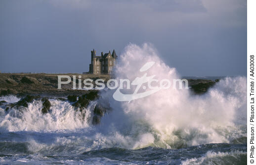 Le Château Turpault derrière les vagues - © Philip Plisson / Plisson La Trinité / AA03008 - Photo Galleries - Storm at sea