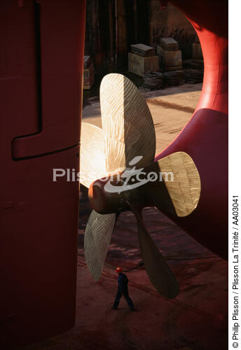 Hélice et homme - © Philip Plisson / Plisson La Trinité / AA03041 - Nos reportages photos - Chantier Naval