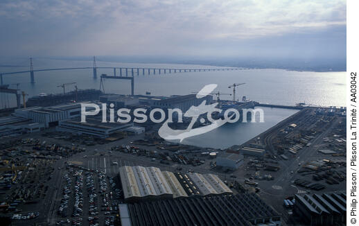 Les Chantiers de l'Atlantique avec en arrière plan le pont de Saint Nazaire - © Philip Plisson / Plisson La Trinité / AA03042 - Nos reportages photos - Réparation navale
