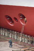 Réparation aux chantiers de l'Atlantique © Philip Plisson / Plisson La Trinité / AA03044 - Nos reportages photos - Chantier Naval