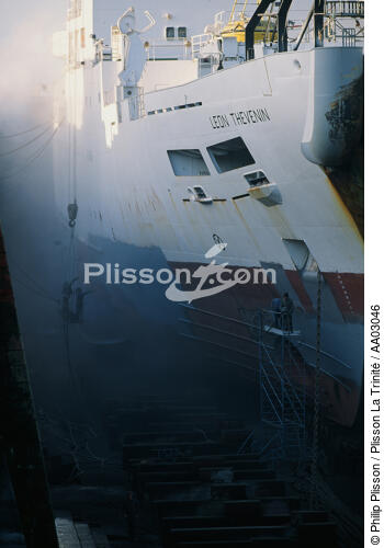 Carénage dans une des cales des Chantiers de l'Atlantique - © Philip Plisson / Plisson La Trinité / AA03046 - Nos reportages photos - Construction navale