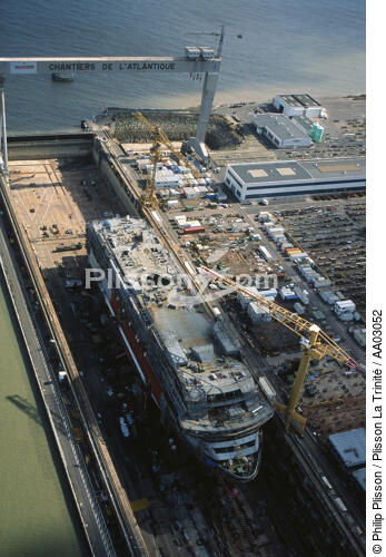 Paquebot en construction aux Chantiers de St Nazaire - © Philip Plisson / Plisson La Trinité / AA03052 - Nos reportages photos - Construction navale