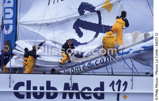 Affalage de la grande voile sur Club Med - © Philip Plisson / Plisson La Trinité / AA03112 - Nos reportages photos - Multicoque de course