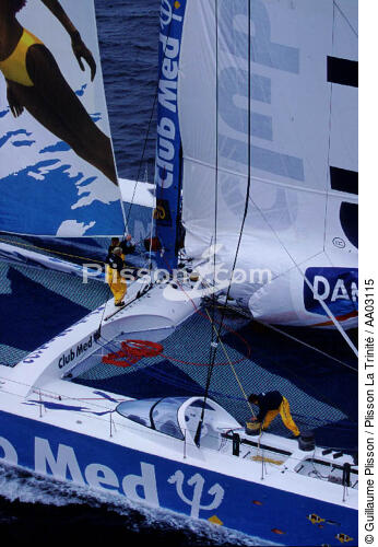 Equipiers manoeuvrant à bord du Club Med - © Guillaume Plisson / Plisson La Trinité / AA03115 - Nos reportages photos - Catamaran de course