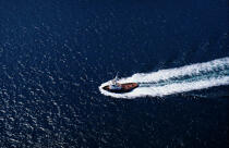 L'Abeille Flandre par mer calme © Guillaume Plisson / Plisson La Trinité / AA03135 - Nos reportages photos - Transport maritime