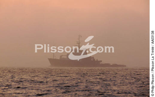 L'Abeille Flandre dans la brume - © Philip Plisson / Plisson La Trinité / AA03138 - Nos reportages photos - Transport maritime