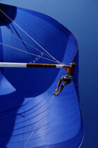 Equipier en bout de tangon © Philip Plisson / Plisson La Trinité / AA03144 - Photo Galleries - Masts