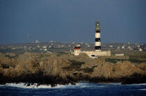 Le phare et le sémaphore de Créac'h à Ouessant © Philip Plisson / Plisson La Trinité / AA03164 - Nos reportages photos - Mer d'Iroise