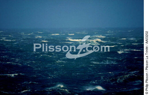 La mer est déchainée au large d'Ouessant - © Philip Plisson / Plisson La Trinité / AA03202 - Nos reportages photos - Mer d'Iroise