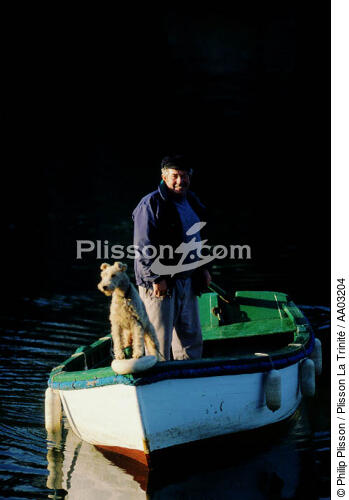 Pêcheur au petit matin - © Philip Plisson / Plisson La Trinité / AA03204 - Photo Galleries - Doëlan-sur-Mer