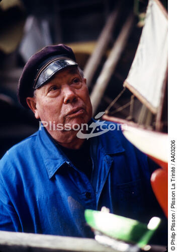 Artisant : fabricant de maquette de bateaux - © Philip Plisson / Plisson La Trinité / AA03206 - Nos reportages photos - Homme