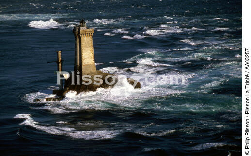 Le phare de la Vieille dans le Raz de Sein - © Philip Plisson / Plisson La Trinité / AA03257 - Nos reportages photos - Mer d'Iroise