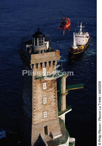 Relève de phare sur la Vieille - © Philip Plisson / Plisson La Trinité / AA03259 - Nos reportages photos - Mer d'Iroise