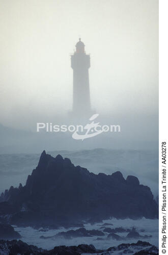 La Jument dans la brume - © Philip Plisson / Plisson La Trinité / AA03278 - Photo Galleries - Finistère