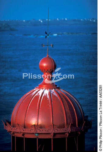 Le phare de la Jument balise le chenal du fromveur - © Philip Plisson / Plisson La Trinité / AA03281 - Nos reportages photos - Mer d'Iroise