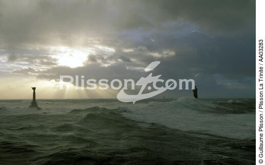 Nividic au large des côtes d'Ouessant - © Guillaume Plisson / Plisson La Trinité / AA03283 - Nos reportages photos - Contre-jour