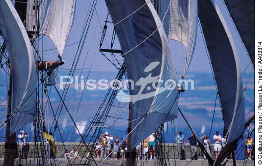 A three-masted entering the port of Douarnenez - © Guillaume Plisson / Plisson La Trinité / AA03314 - Photo Galleries - Brest 2000