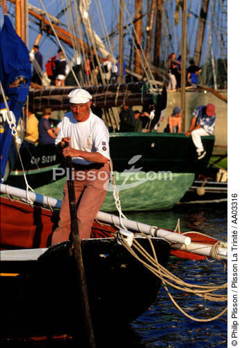 A la godille dans le port de Douarnenez - © Philip Plisson / Plisson La Trinité / AA03316 - Nos reportages photos - Homme