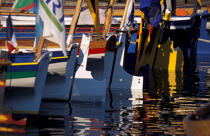 Yoles alignées dans le port de Douarnenez © Philip Plisson / Plisson La Trinité / AA03321 - Nos reportages photos - Les grandes fêtes maritimes de Brest