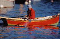 At the oar in the port of Douarnenez © Philip Plisson / Plisson La Trinité / AA03333 - Photo Galleries - Brest 2000